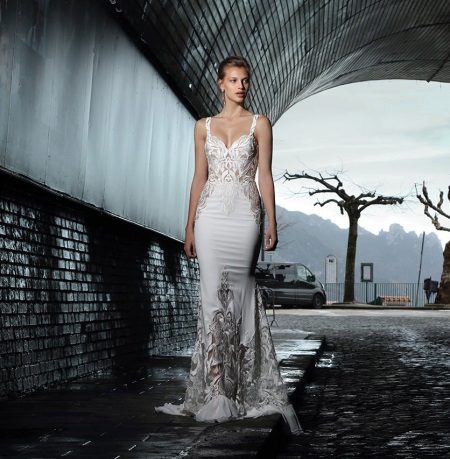 Short wedding dress of satin and lace