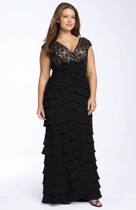 Evening dress for full black with a multi-layered skirt