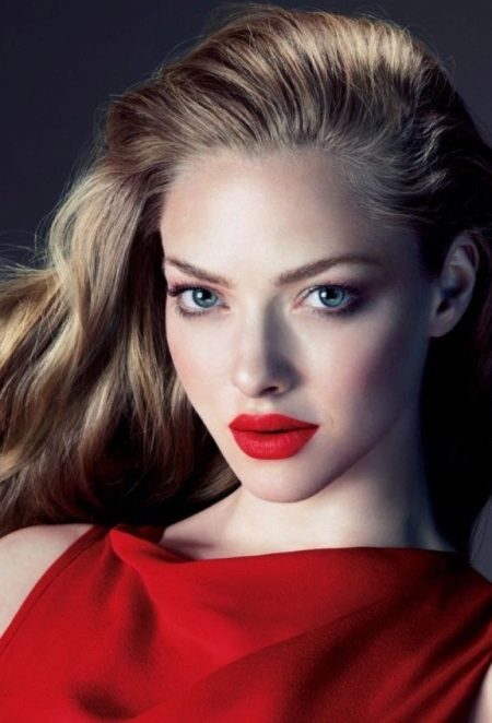 Evening make-up under a red dress with blush