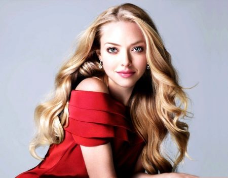 Evening makeup under the red dress for the blonde