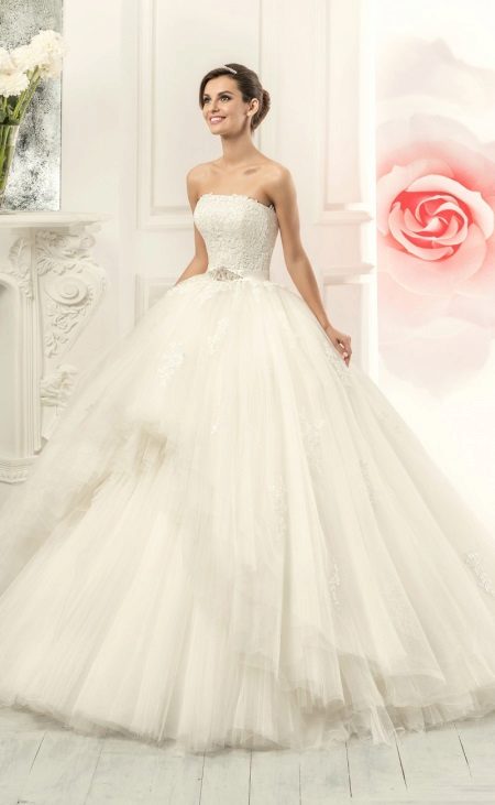 Wedding dress in the style of a princess from Naviblu