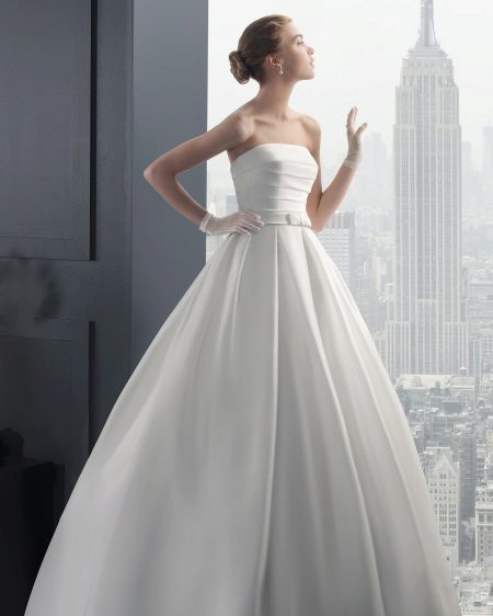 Wedding dress in the style of the 50s