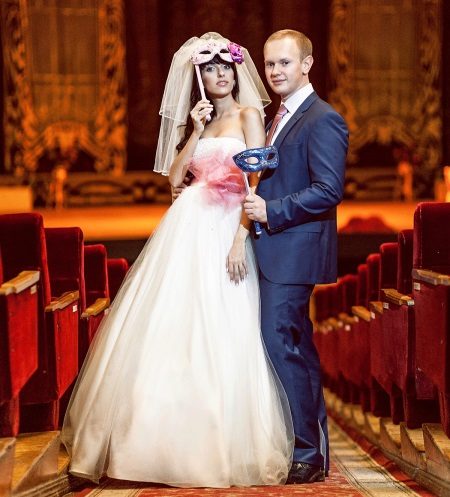 Wedding suit to the bride's side