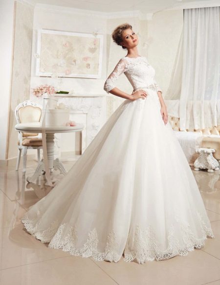 Magnificent wedding dress with sleeves