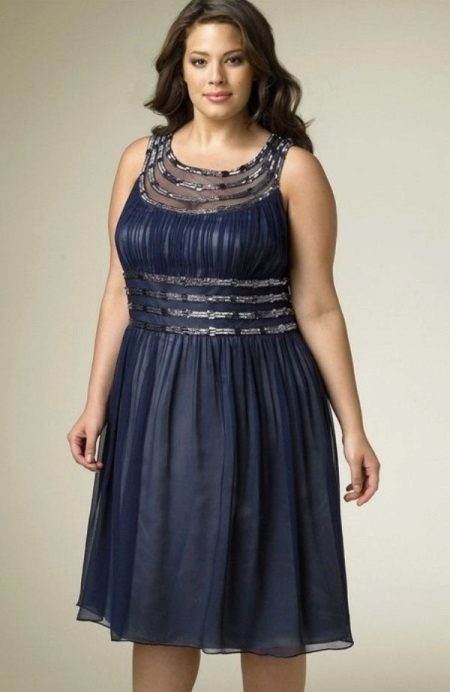 Short evening dress with a brilliant decor for the full