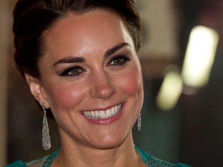 Makeup Kate Middleton under a turquoise dress