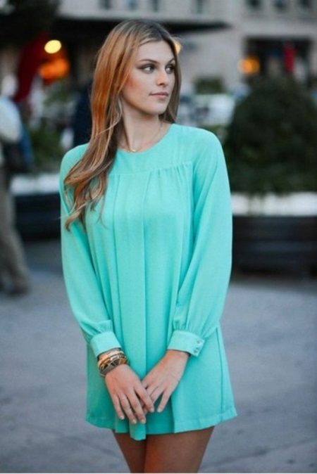 Short turquoise dress with sleeves