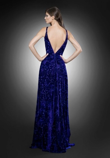Triangular neckline on the back in evening dress on the floor