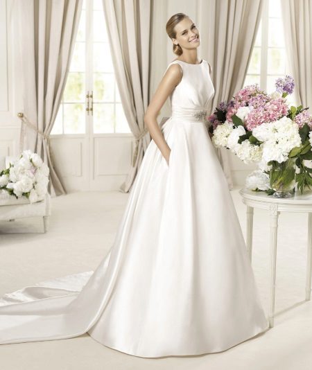 Classic wedding dress by Pronovias
