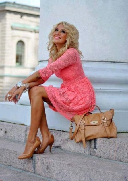 Combination of a coral dress with a brown handbag and shoes