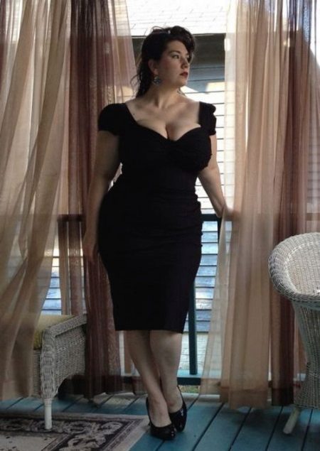 The correct style of dress for a full girl of small stature.