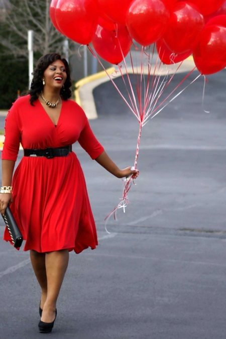 Red dress in combination with black shoes, handbag, belt for obese women
