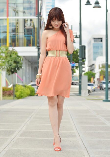 accessories for peach dress