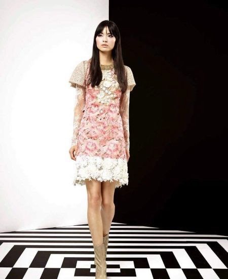 Beige jewelery for a pink dress