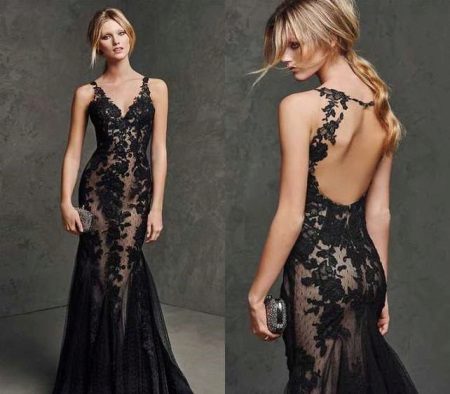 Flesh-colored dress with black lace with nudity