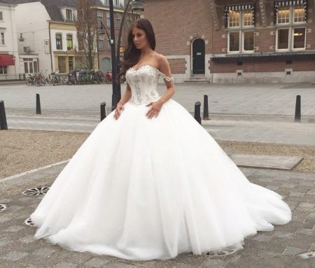 Very luxurious wedding dress
