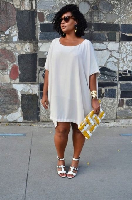 White dress-tunic for obese women in combination with white sandals and gold accessories