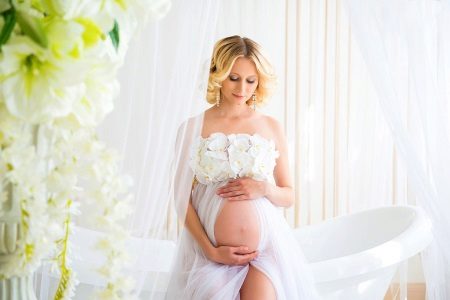 Exposure of the abdomen of a pregnant woman at a photo shoot