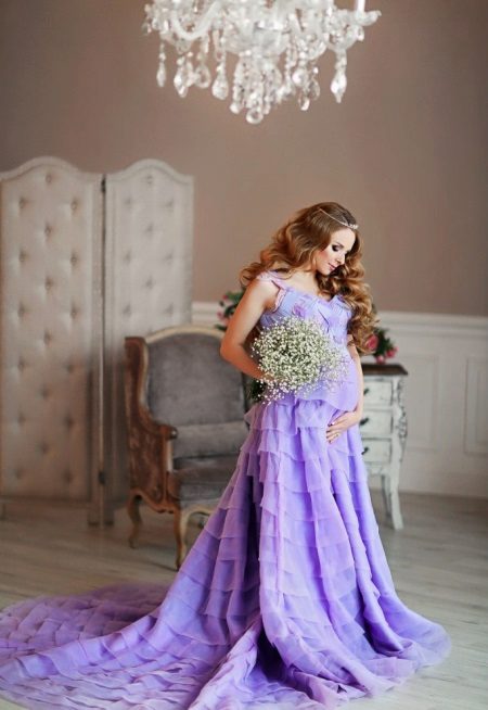 Photo shoot for a pregnant woman in a long dress