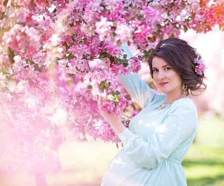 Photo session of a pregnant woman in nature