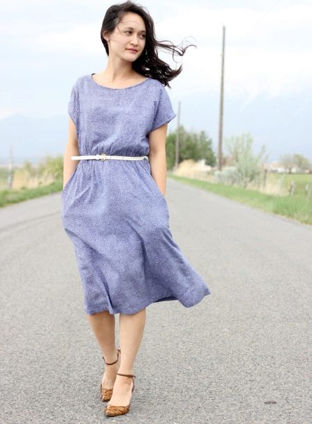 Beige shoes for a monophonic dress of staple