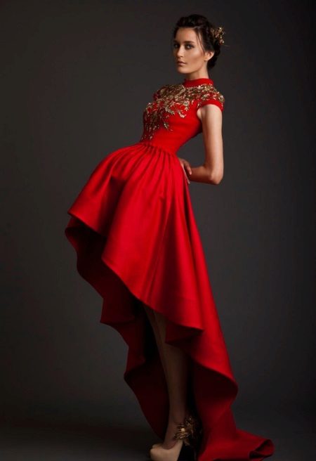 Short dress with corset and train