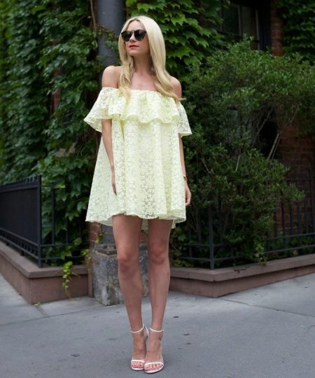 Stiletto sandals to the dress with frills on the chest