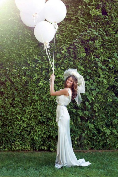 Airy dress with a train