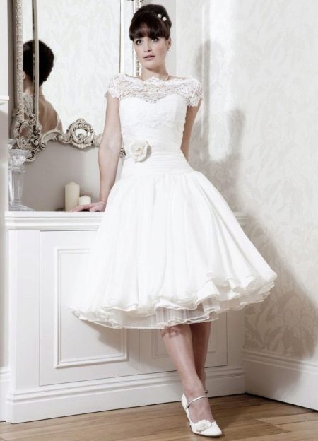 Wedding dress in the style of the 50s