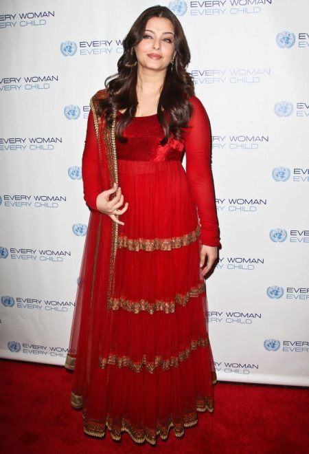  Aishwarya Paradise in the krksny sari 2012