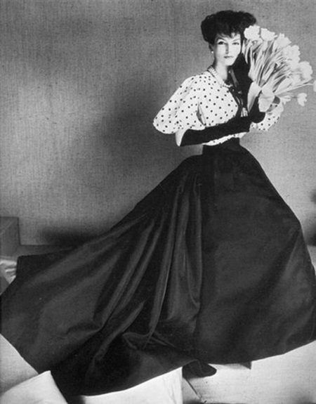 Dress with a skirt bell with a 17th century train