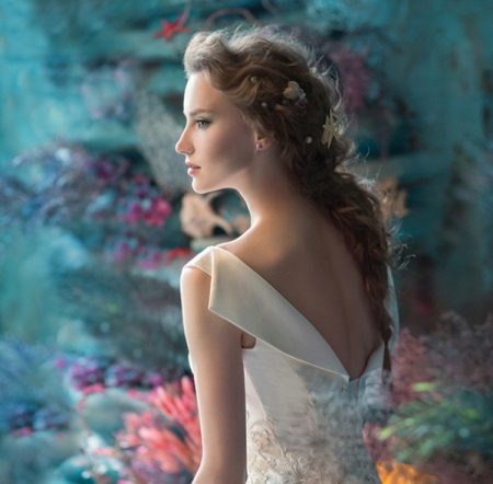 Dress with cut below the shoulder blades