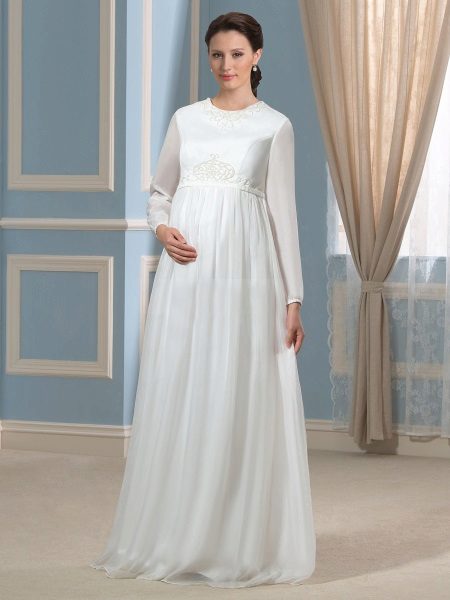 Wedding dress for pregnant women