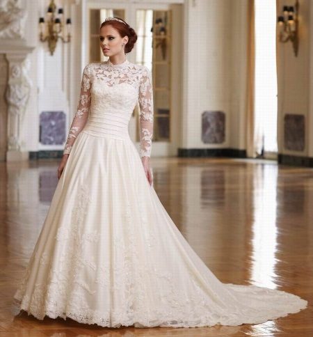Wedding dress with lace sleeves