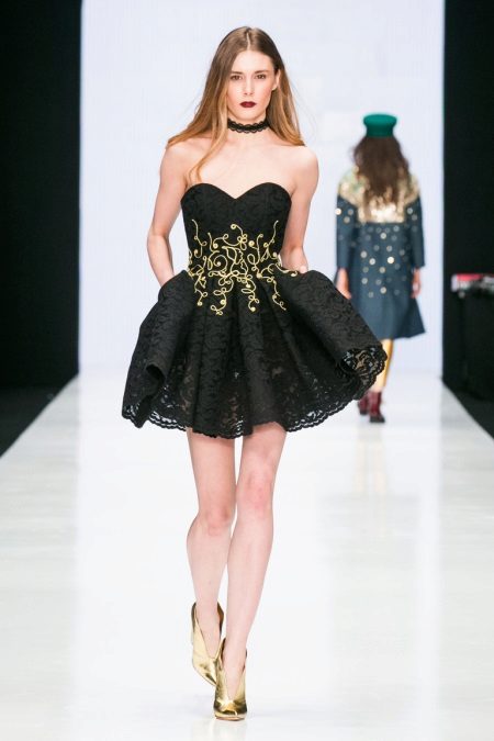 Jewelery for a short fluffy dress