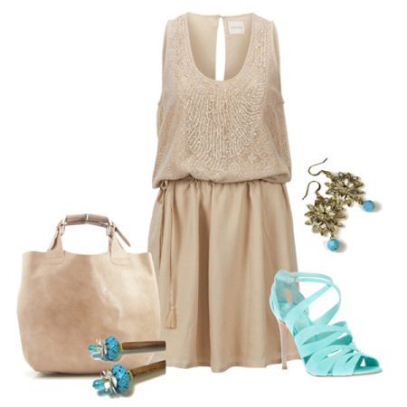 Blue jewelery for a beige dress