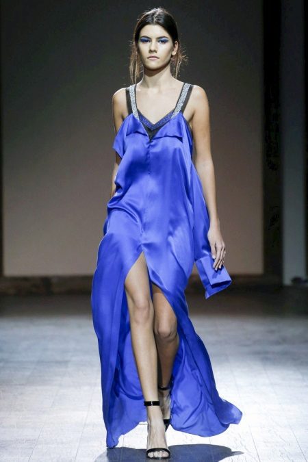 Accessories to the blue dress to the floor