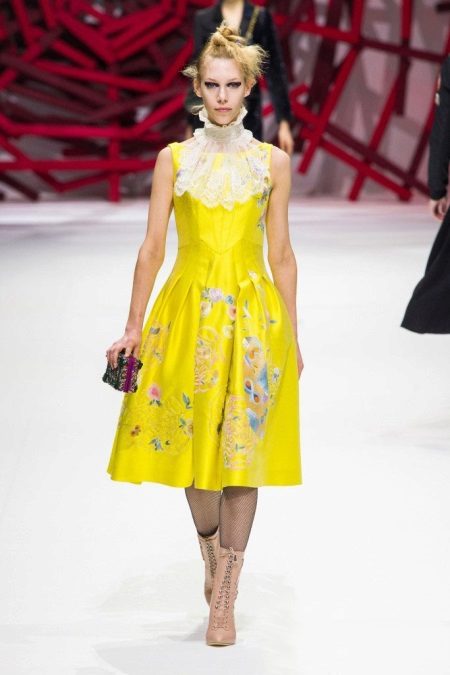 Bag and shoes to the yellow dress