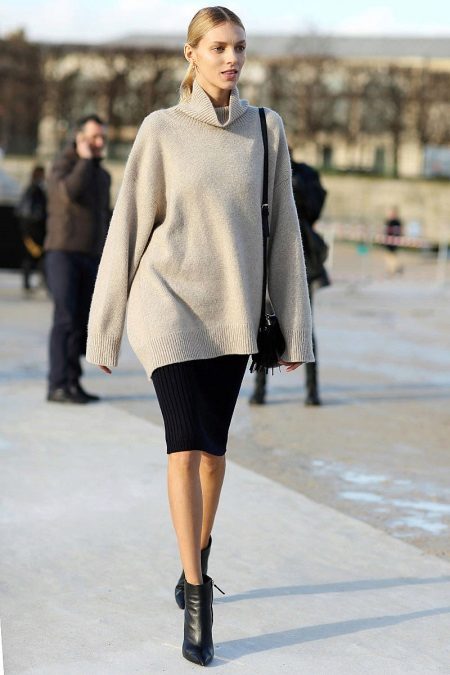 Bulky sweater under the pencil skirt