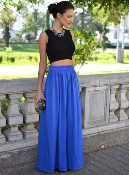 Half skirt long skirt in combination with a short top