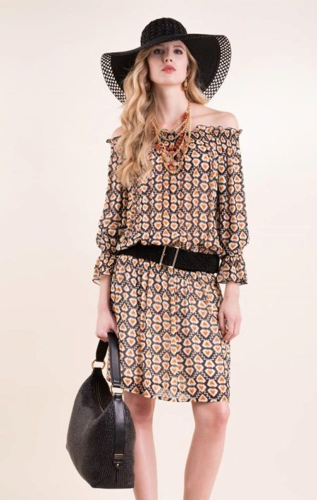 Straight dress with open shoulders