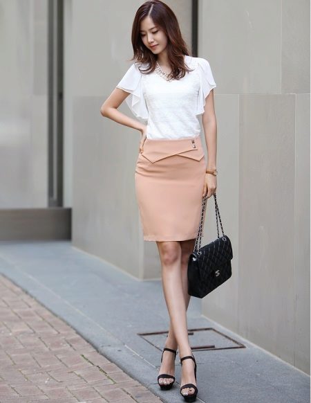 Straight skirt with a yoke