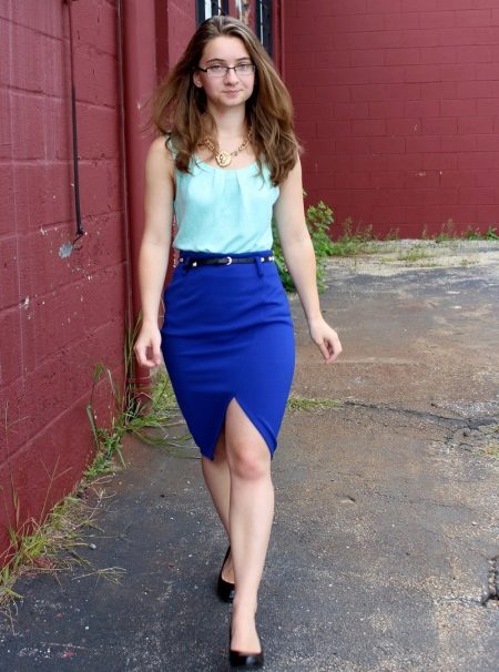 A bright blue pencil skirt in combination with a turquoise top