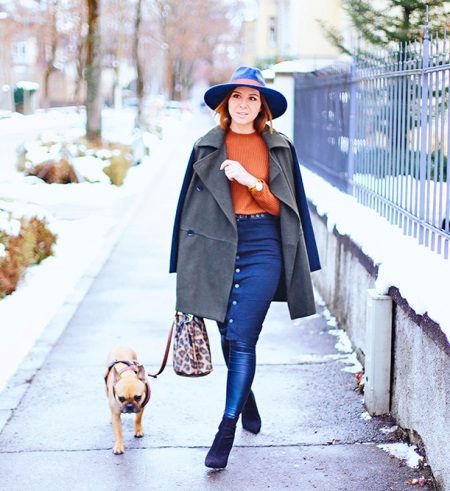 Dark blue pencil skirt in combination with oversized coat