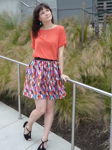 Half skirt with elastic for girls with a triangle figure