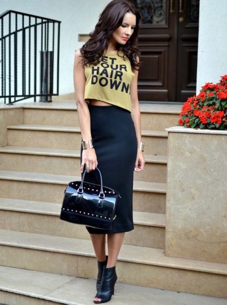 Skirt below the knee with a short top