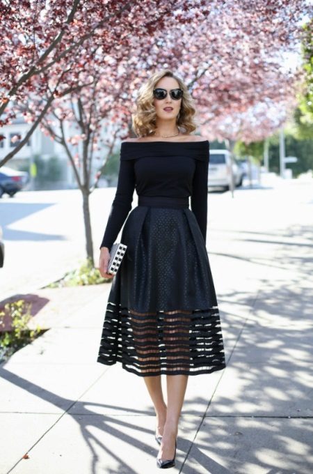 Skirt below the knee with transparent elements