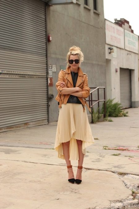 Skirt with train and light asymmetry